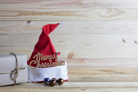 礼物和红色圣诞节帽子在木头与拷贝空间