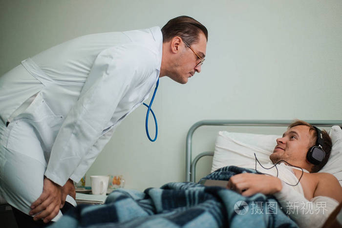 男医生在医院与一位年轻病人谈话