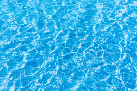 美丽的淡蓝色水面波纹波背景, 自然海洋蓝水面背景照片