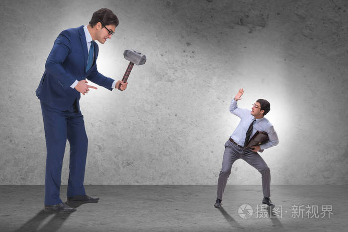 坏脾气的老板用锤子威胁员工