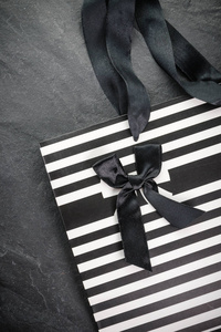 用句柄缎带和一个黑色的蝴蝶结的黑色条纹白色包