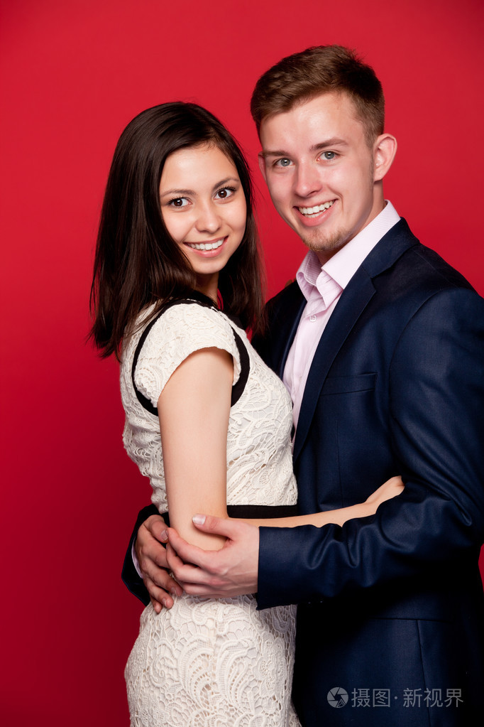 恩爱夫妻拥抱微笑