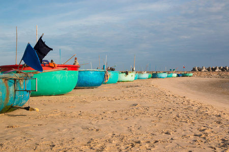 传统越南渔 coracles 在海滩, 小船在钓鱼村庄