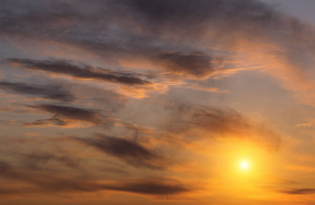 戏剧性的夕阳的天空橙色色彩的云与太阳