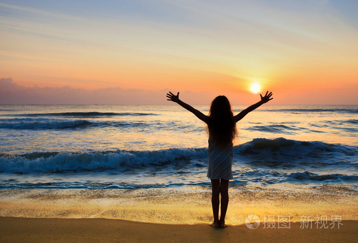在美苏期间站在海边的女孩的侧面影像
