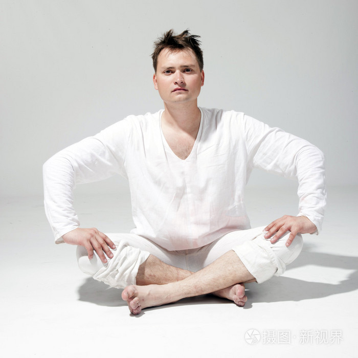 男子坐在瑜伽姿势