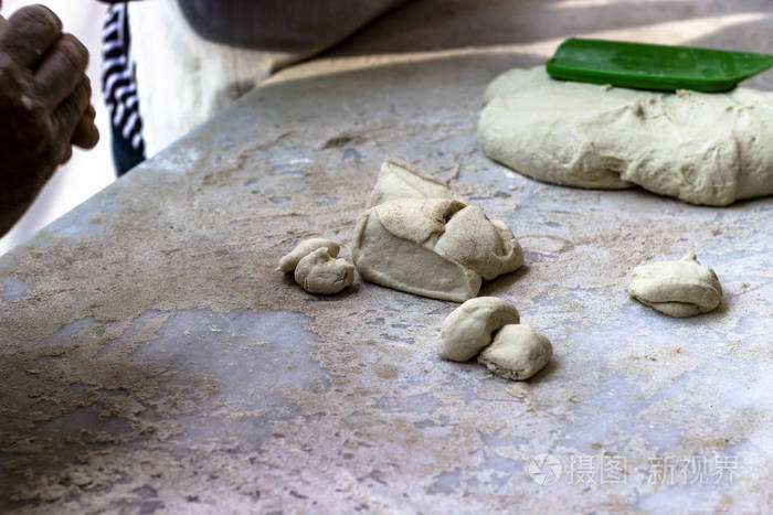 用面粉制作传统土耳其面包食品的面团准备拍摄