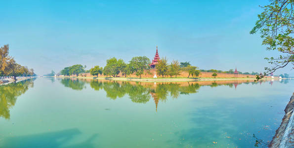 缅甸曼德勒宫殿城墙和宽阔的道格护城河全景