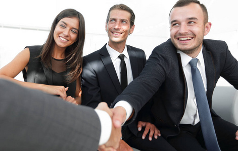 妥协在一起合作伙伴握手的特写照片