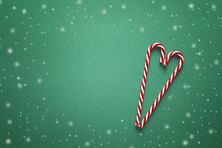 圣诞背景与红色糖果手杖的形状的心脏