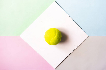 创意平躺在白色框架上的网球球与彩色背景模拟, 创意理念 f