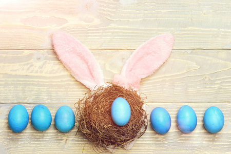 传统的鸡蛋涂上蓝颜色与鸟巢