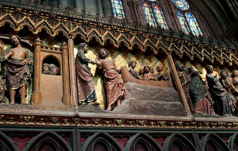 从巴黎圣母院里面的墙上的宗教生活场景