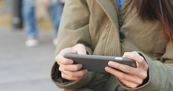 玩手机游戏的人图片