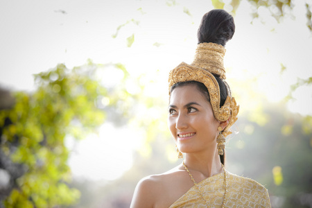 穿典型泰国服饰泰式寺庙背景的女人