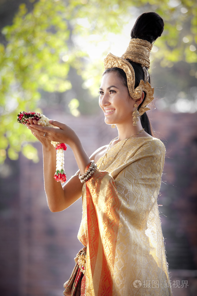 穿典型泰国服饰泰式寺庙背景的女人