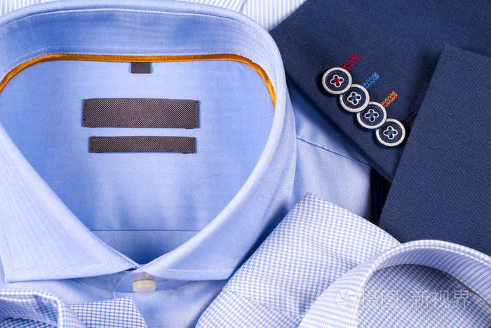 一套经典男装衣服 蓝色西装 衬衫 棕色的鞋子 带上木背景的领带照片 正版商用图片0660gc 摄图新视界