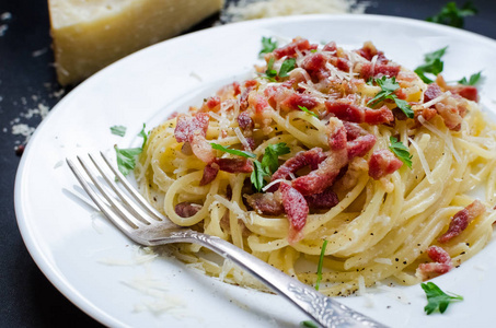 意大利面 Carbonara。培根和帕尔玛奶酪意面