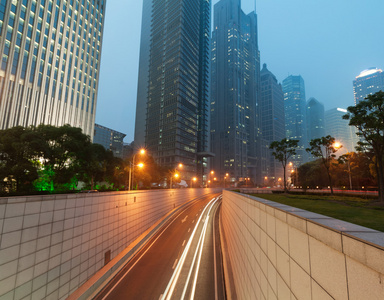 陆家嘴金融中心的夜景图片