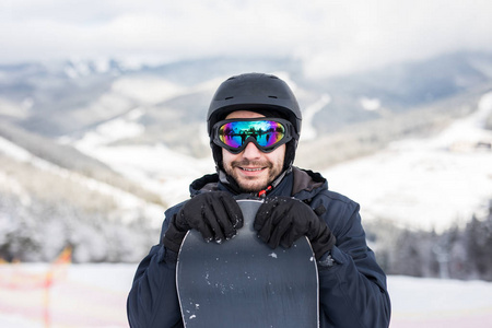滑雪滑雪服和头盔与滑雪板在山上