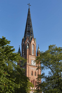 Neogothic 红砖教堂塔在波。芬兰。Suomi