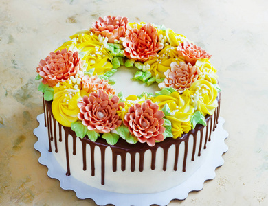 生日蛋糕鲜花玫瑰在白色背景上