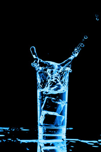 杯水与冰在黑色背景上的多维数据集