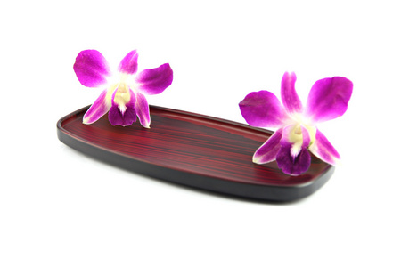 在一个木制的板上紫色兰花