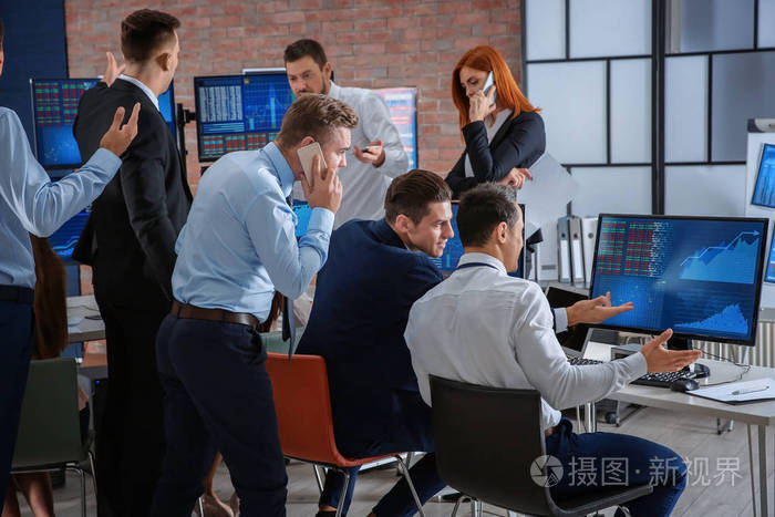 在办公室工作的股票交易员