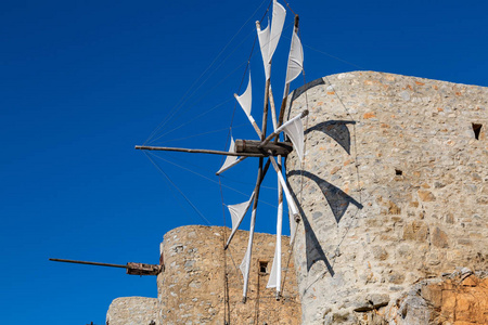 希腊克里特岛山脉的拉西锡高原风车