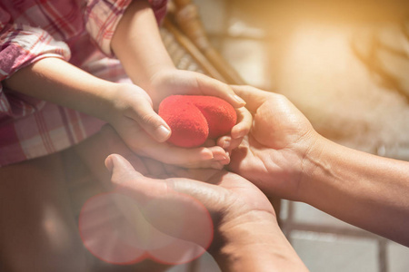 医疗关系大人和孩子们抱着一颗红色的心.