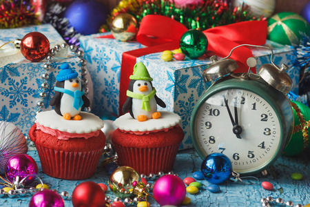 圣诞蛋糕与彩色装饰品企鹅制成的糖果乳香