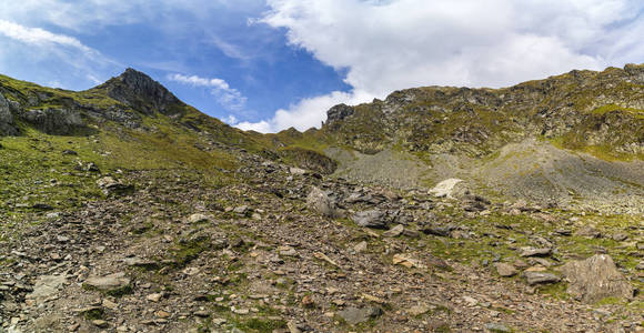 夏季岩石山峰的景观