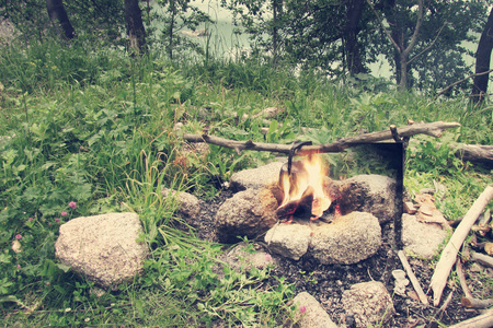 水壶在夏令营的篝火上沸腾了。