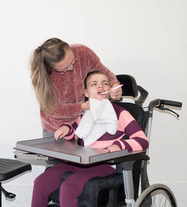 在轮椅上的残疾儿童与自愿护理工作者一起