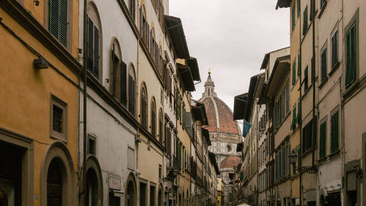 在佛罗伦萨的街道上的房子, 意大利与佛罗伦萨大教堂的圆顶部分可见