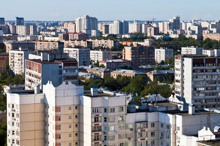 在莫斯科城市房屋视图上方