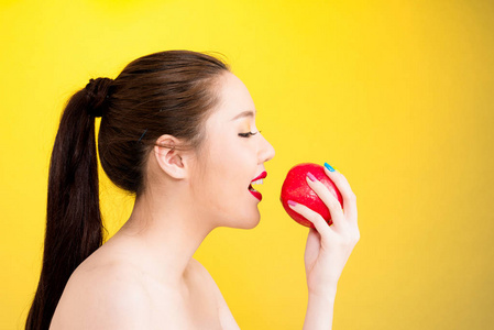年轻美女咬苹果特写图片