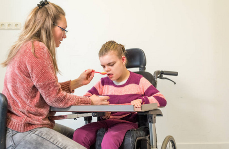 在轮椅上的残疾儿童与自愿护理工作者一起