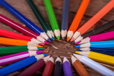 在木头上的彩色的铅笔