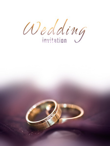 金大棕叶上的结婚戒指图片