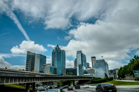 亚特兰大市的天际线和公路交通图片