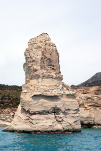 洞穴和岩层上 milos kleftiko 区域在海上我