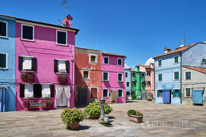 布拉诺, 威尼斯老五颜六色的房子建筑在广场与喷泉.夏天 2017, 意大利