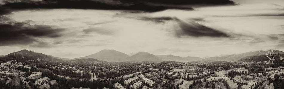 惠斯勒的天际线和周围的山场景，在夏天的黑色和白色空中全景