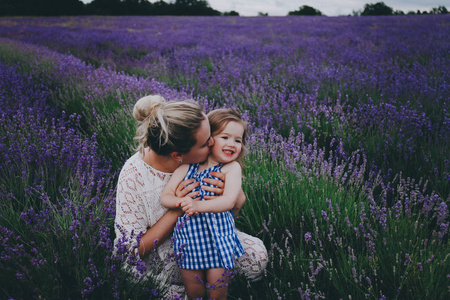 妈妈带着女儿在薰衣草