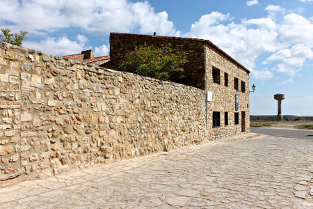 西班牙纳塞利马约尔中世纪小镇的街道之一。2014夏季