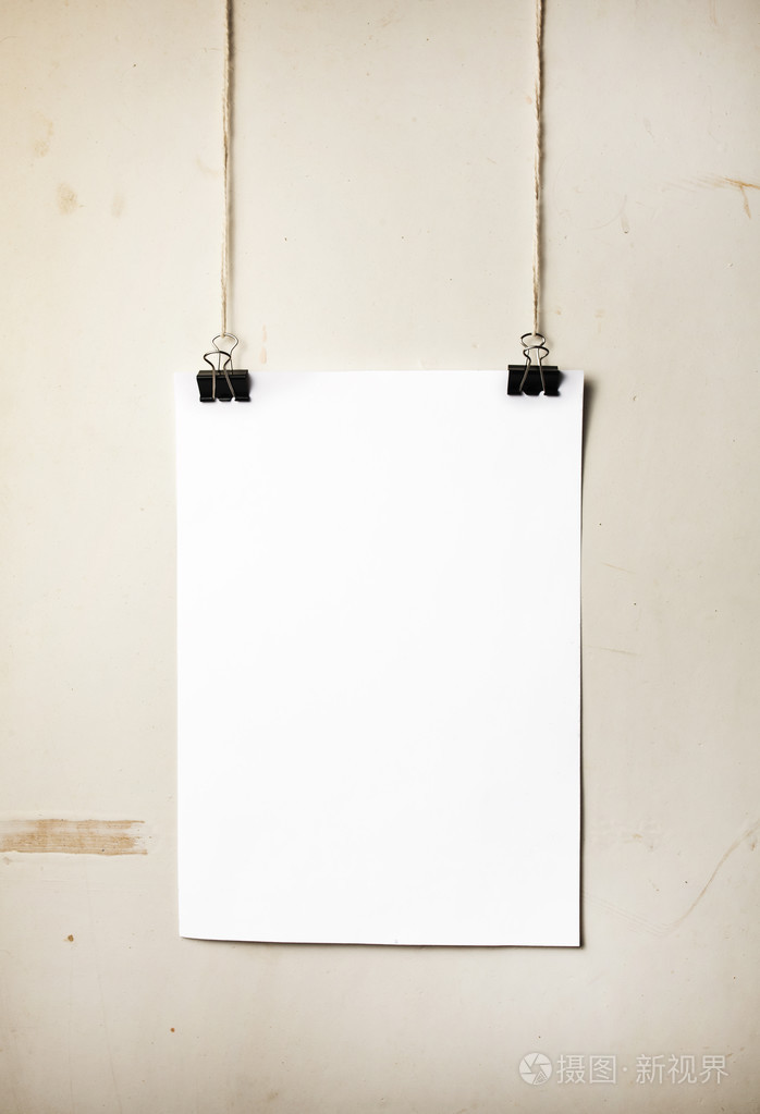 在一根绳子上的空白白色海报