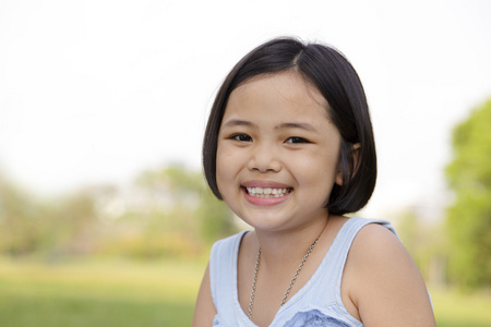 亚洲小女孩笑的很开心在公园