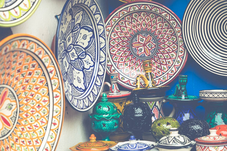 在摩洛哥的露天市场上用粘土制成的盘子tajines 和盆